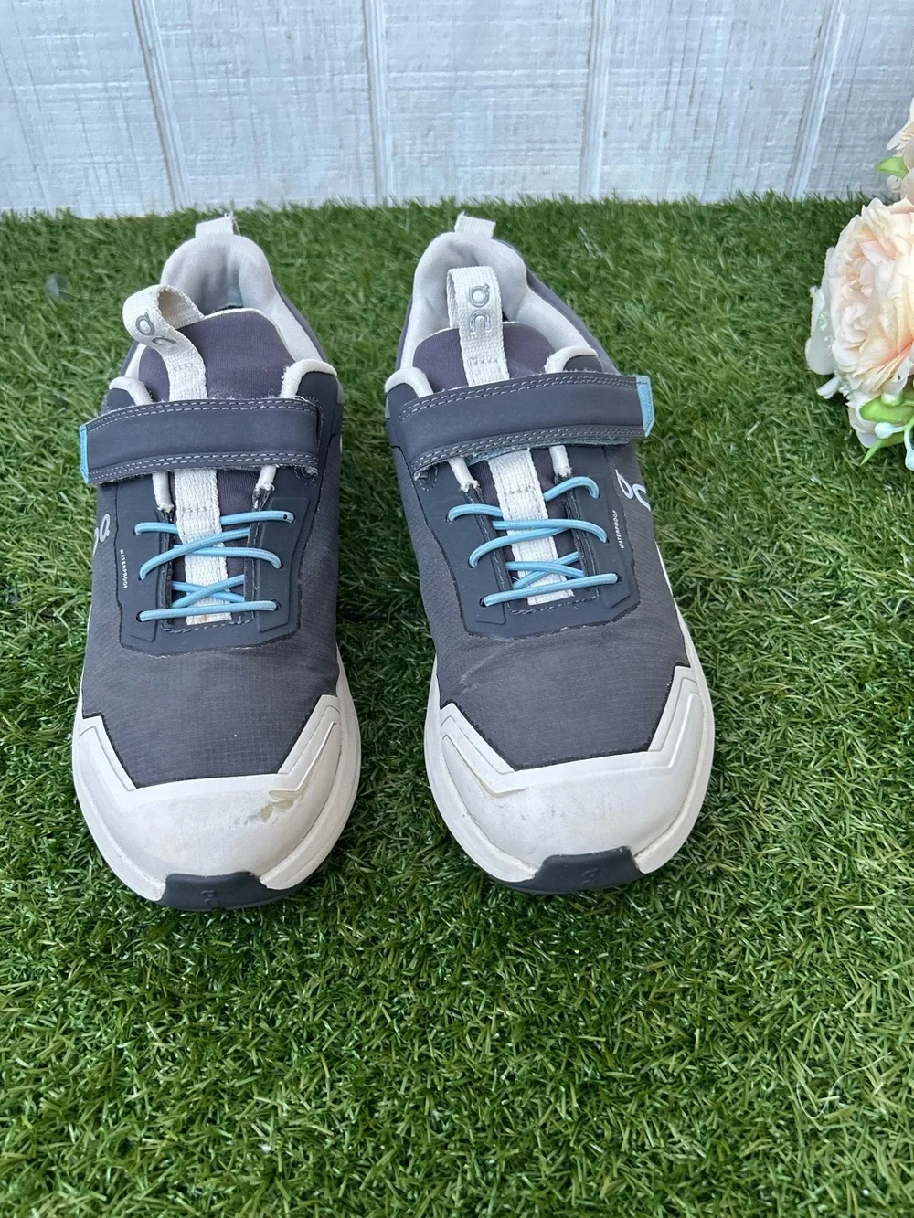 On Running Cloudhero Kids Waterproof Eclipse | Pearl size 2.5 preowned
